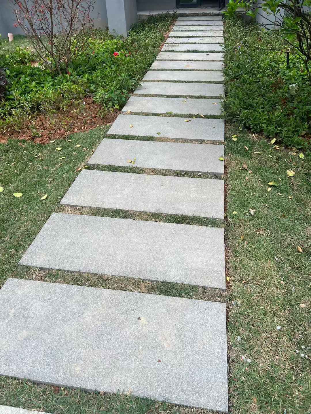银川 芝麻黑小区踏步、汀步石铺装效果